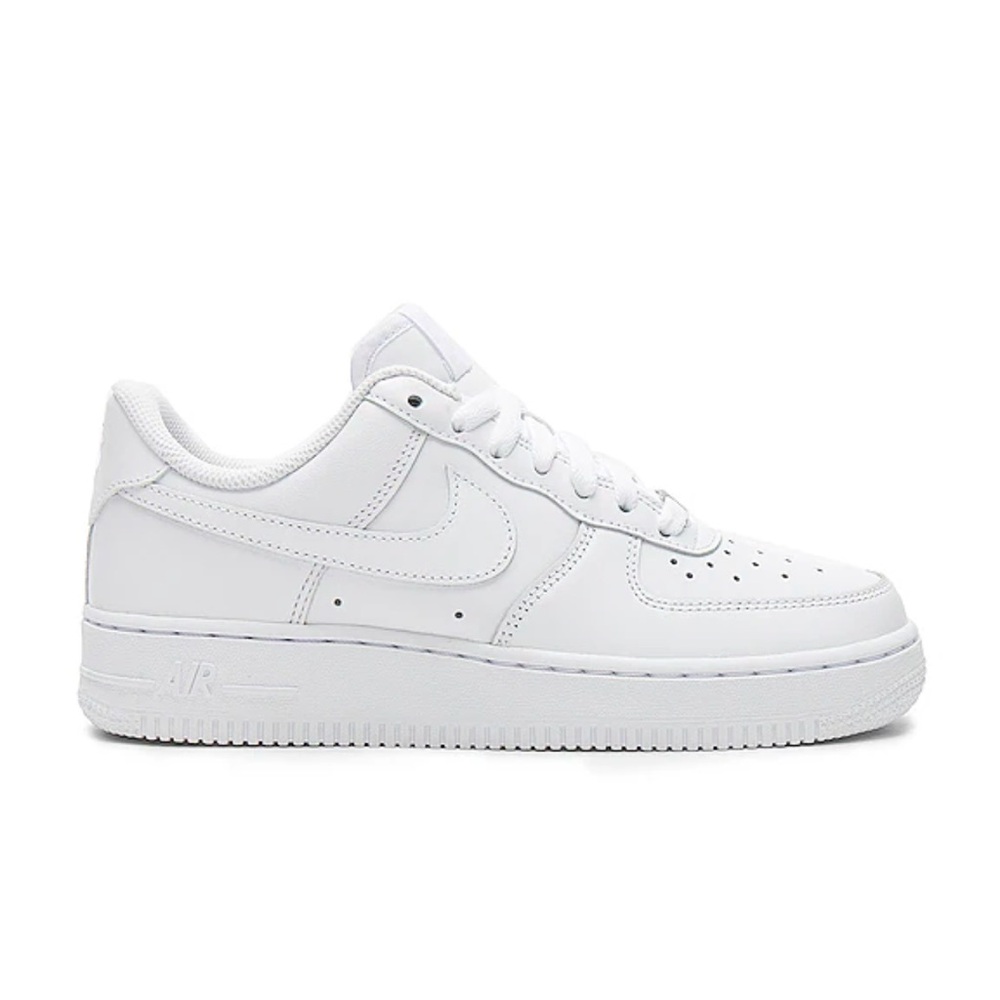 EUC Women’s Size 8 (Euro Sz 39) Nike Air Force 1 Low 07’ Sneakers Triple White - Picture 1 of 15
